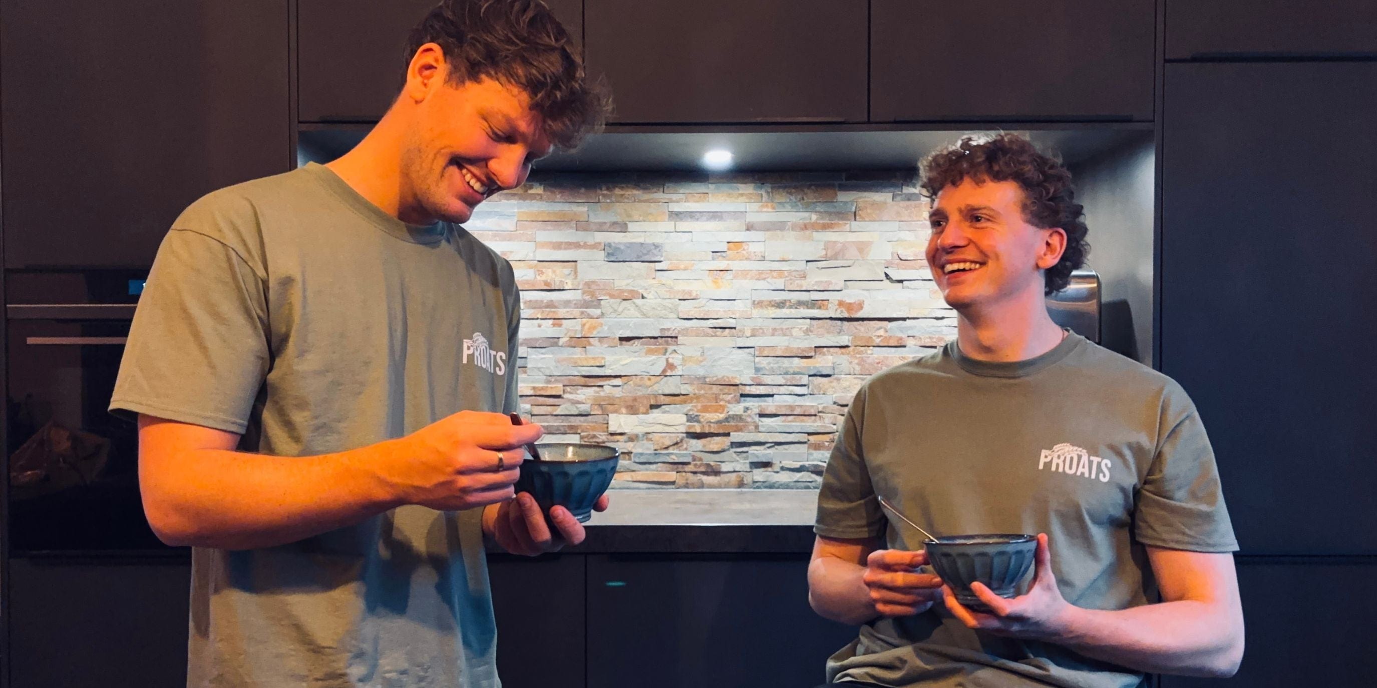Bakje PROATS eten in de keuken